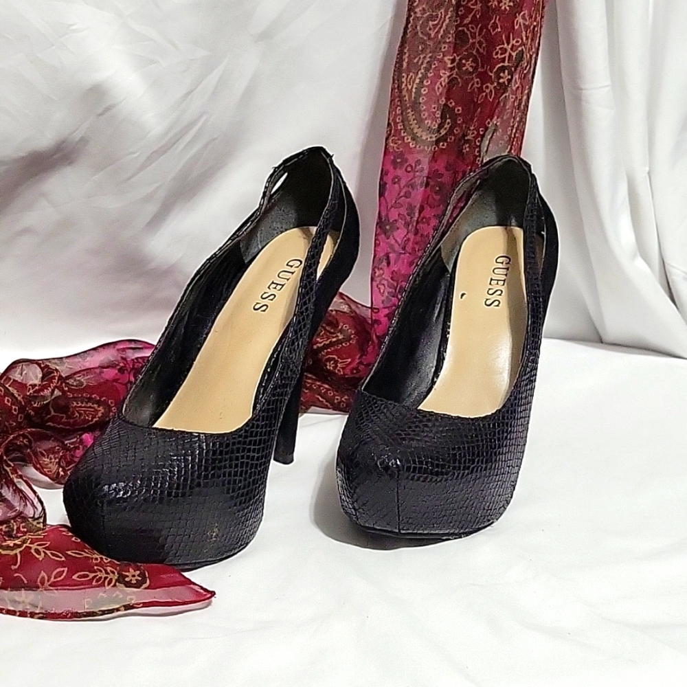 Guess Closed Toe Snakeskin Suede High Heels Size 7.5